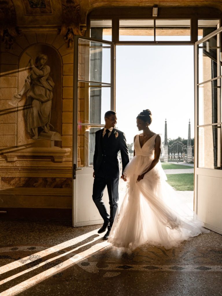 Moderne und elegante Bilder vom Brautpaar in München
