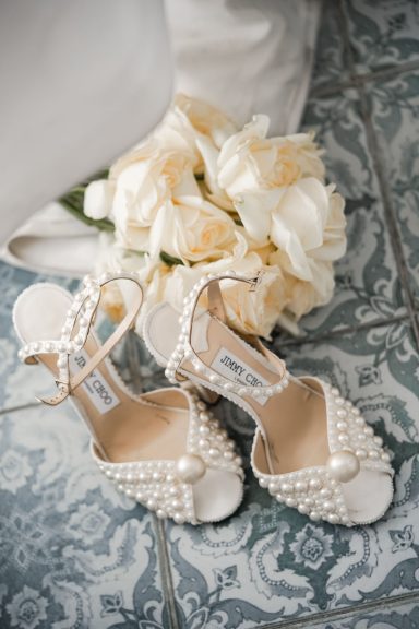Brautstrauß und Jimmy Choo Schuhe für den Hochzeitstag